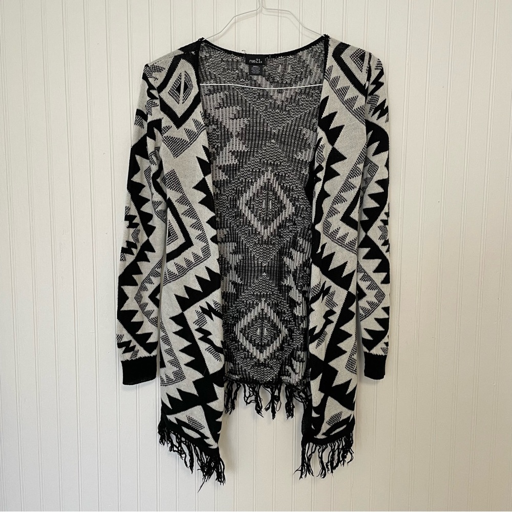 rue21 Black and White Aztec Fringe Knit Cardigan Shawl (SMALL)
